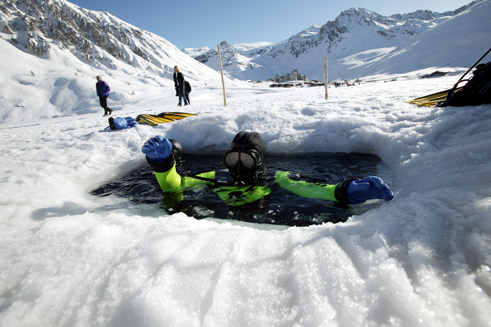 Ice diving in Tignes' lac