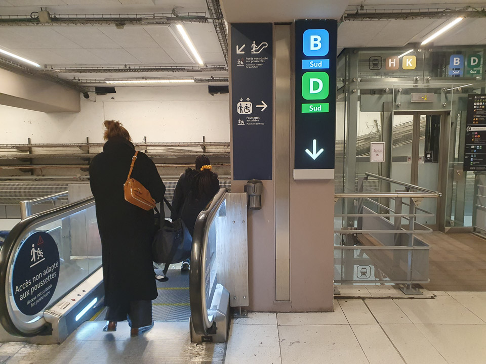 RER escalator and lift